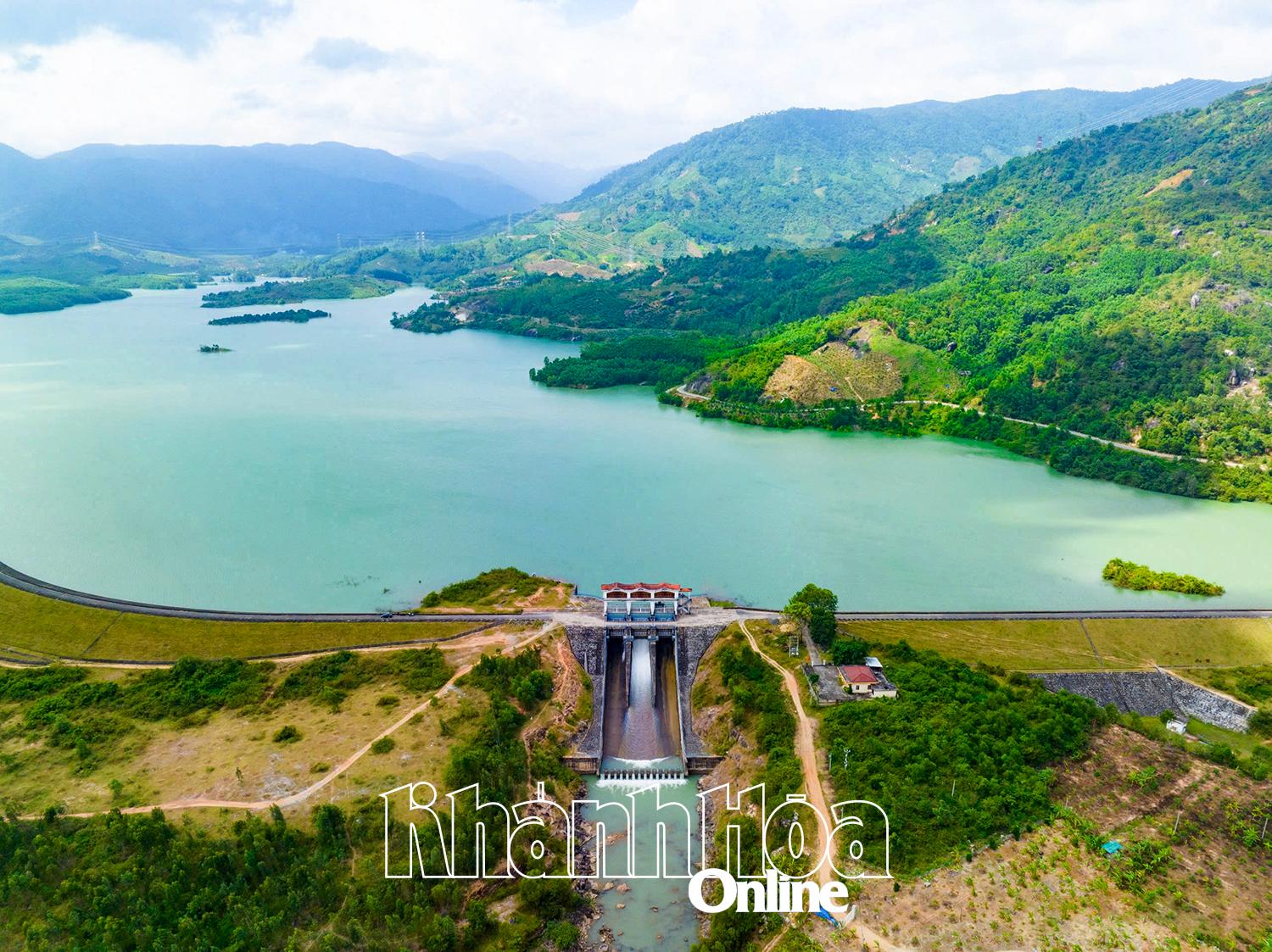 Hồ chứa nước Suối Dầu.