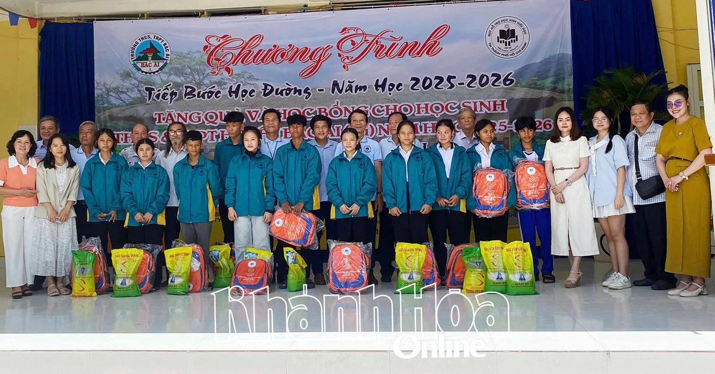 Ban Tổ chức tặng gạo, ba lô và áo khoác cho học sinh.