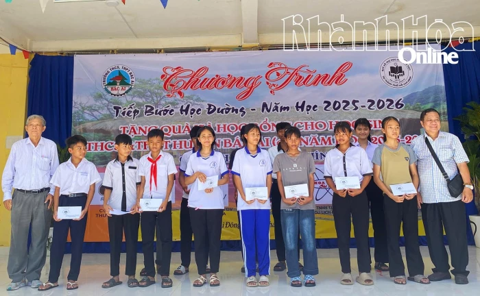 Tặng quà và học bổng cho học sinh các xã miền núi Bác Ái