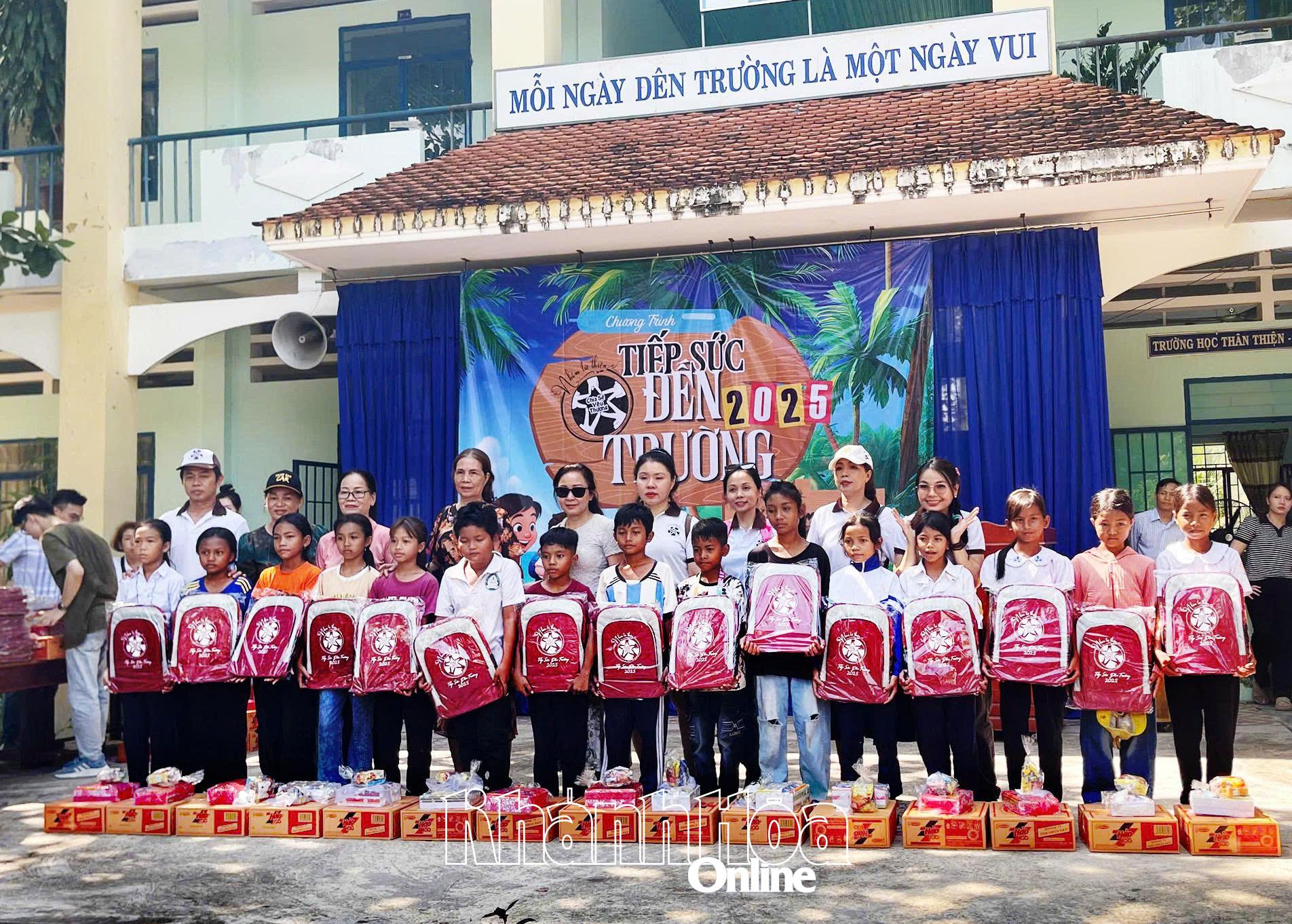 Trao quà “Tiếp sức đến trường” cho các em học sinh khó khăn