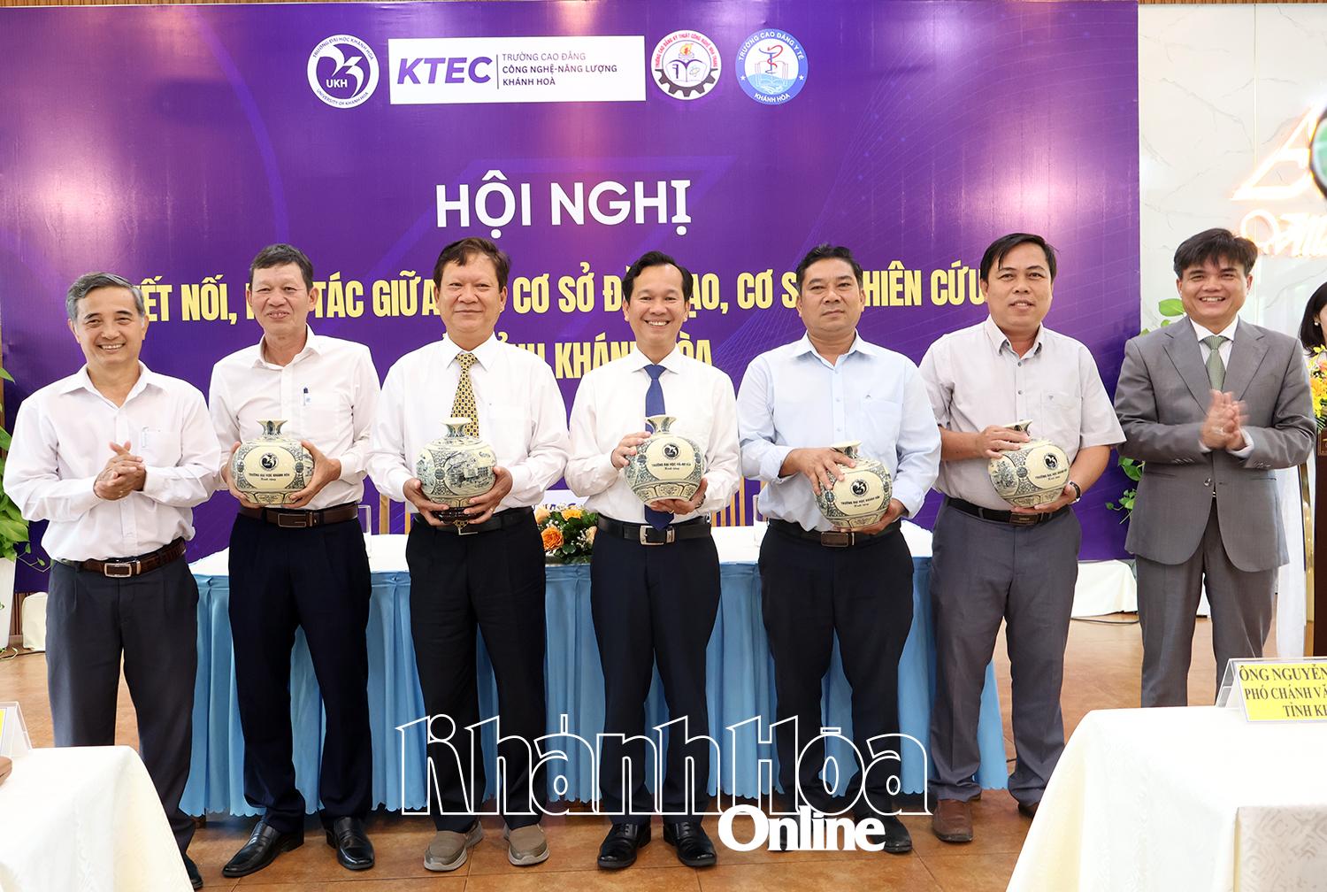 Lãnh đạo Trường Đại học Khánh Hòa tặng quà lưu niệm cho các cơ sở đào tạo, cơ sở nghiên cứu của tỉnh Khánh Hòa.