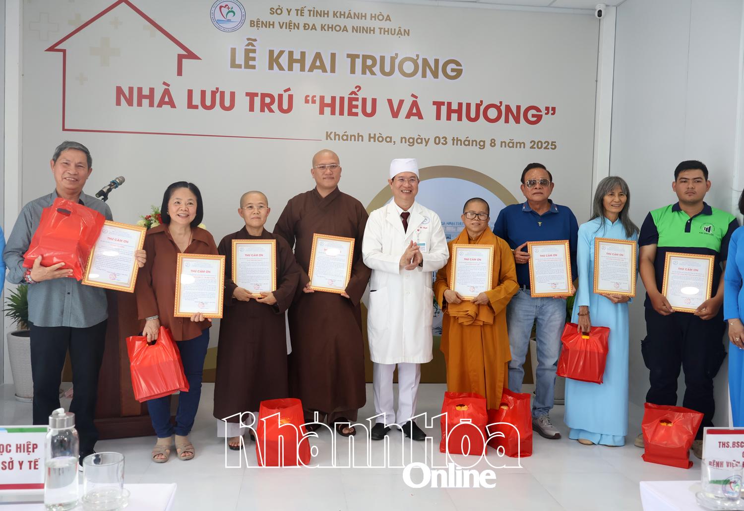 Lãnh đạo Bệnh viện Đa khoa Ninh Thuận trao thư cảm ơn và tặng quà cho các nhà tài trợ.