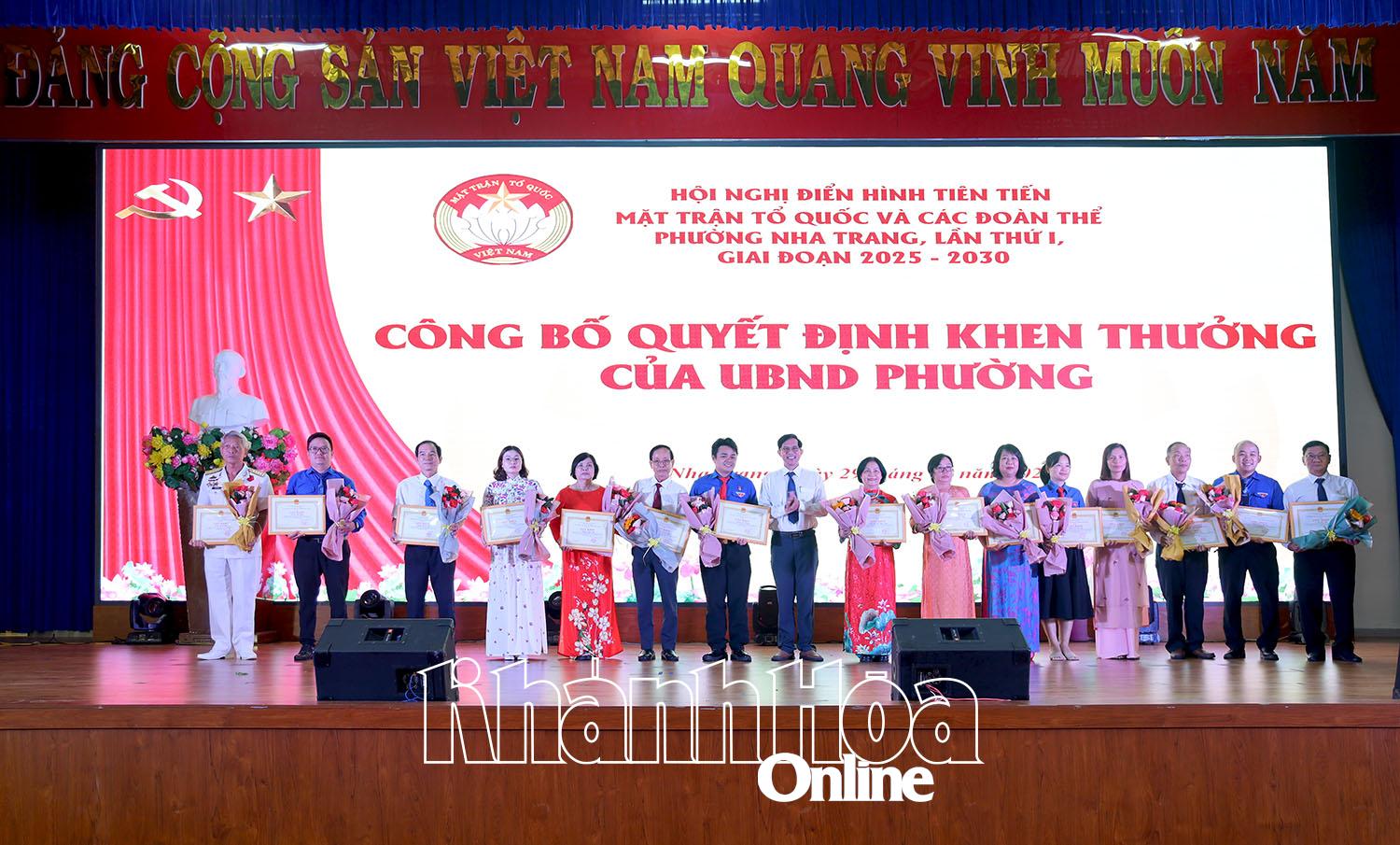 Các cá nhân được nhận giấy khen. 