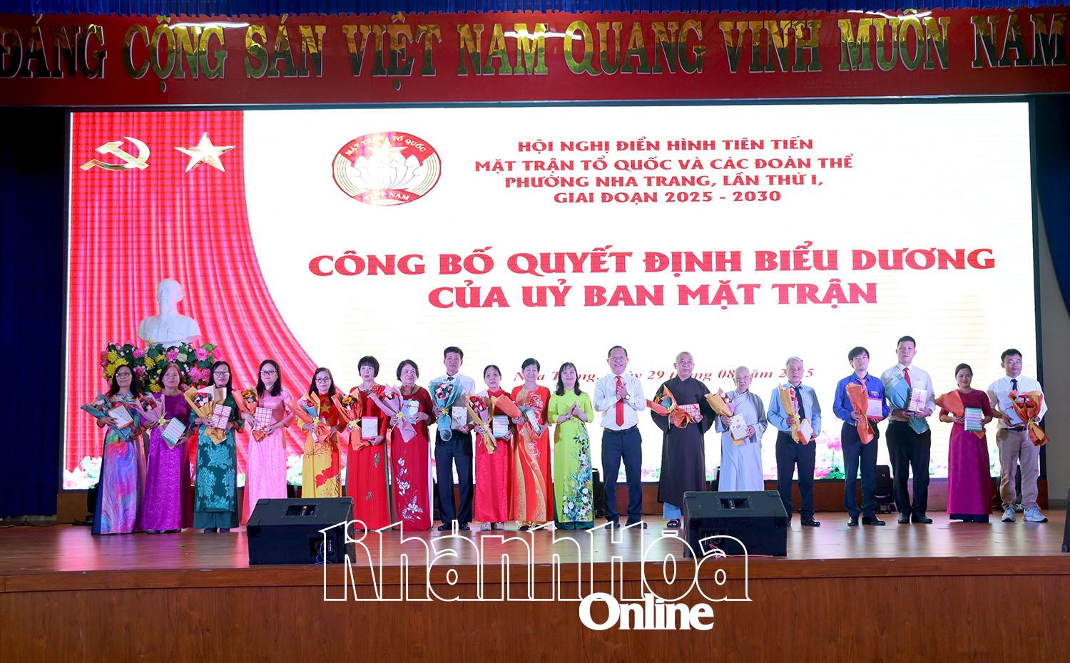 Các cá nhân điển hình tiên tiến được biểu dương. 