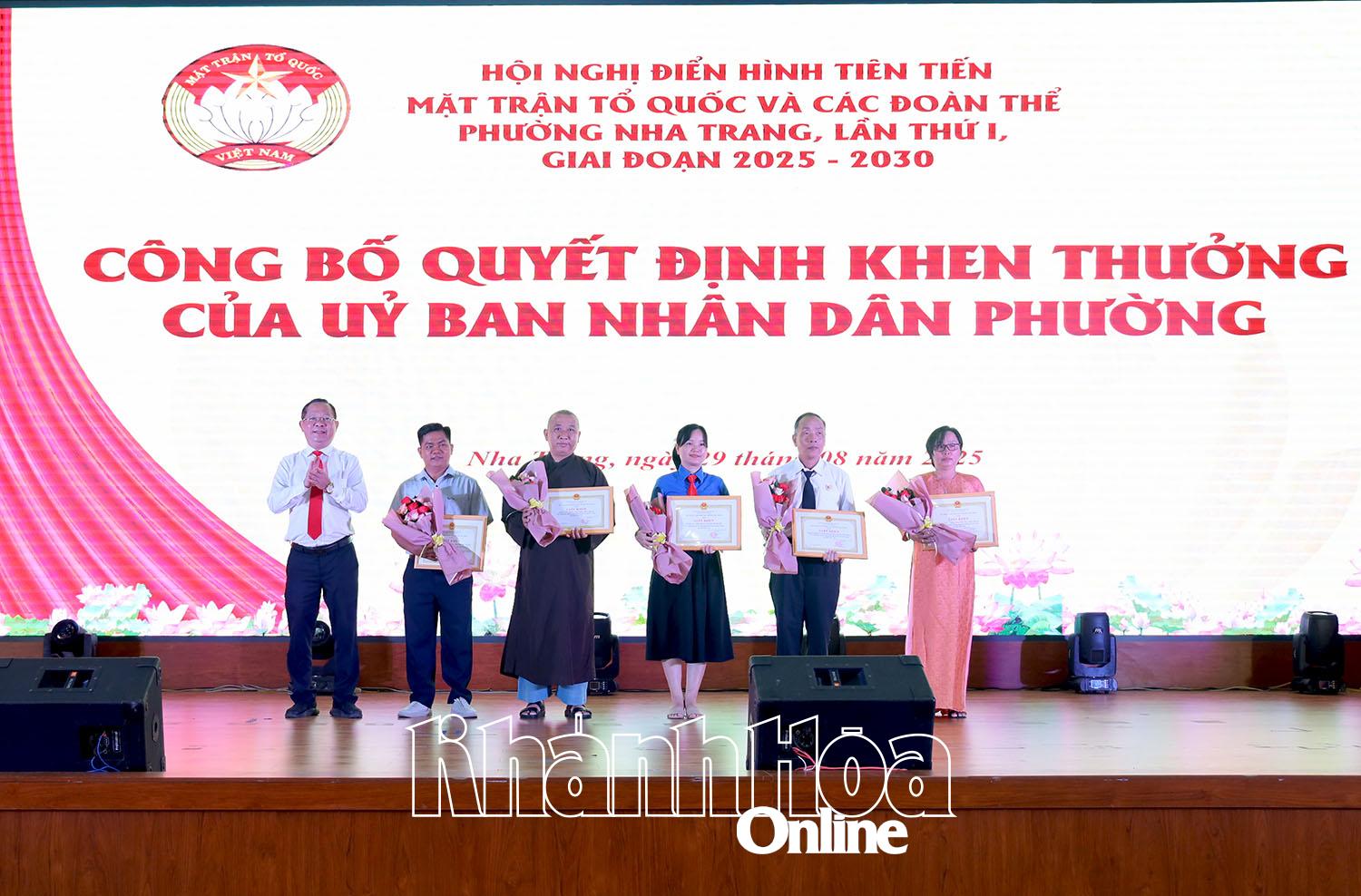 Lãnh đạo Đảng ủy phường trao giấy khen cho các tập thể.