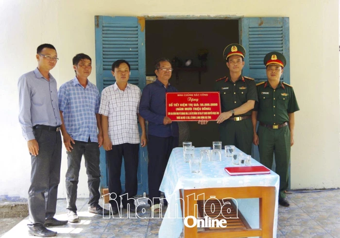 Bộ Tư lệnh Binh chủng Đặc công tặng sổ tiết kiệm cho gia đình quân nhân có hoàn cảnh khó khăn