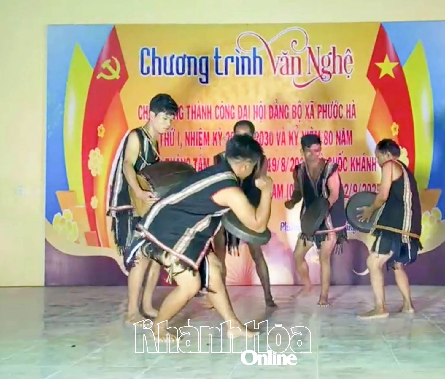 Tiết mục hoà tấu Mã la tại đêm văn nghệ.