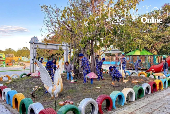 Tiểu đoàn 458 hỗ trợ Trường Mầm non Căn cứ Cam Ranh chuẩn bị năm học mới