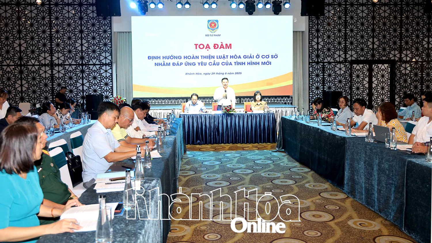 Quang cảnh buổi tọa đàm.