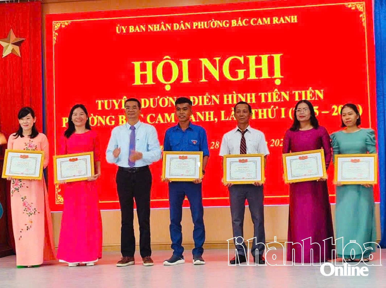 Các cá nhân được khen thưởng