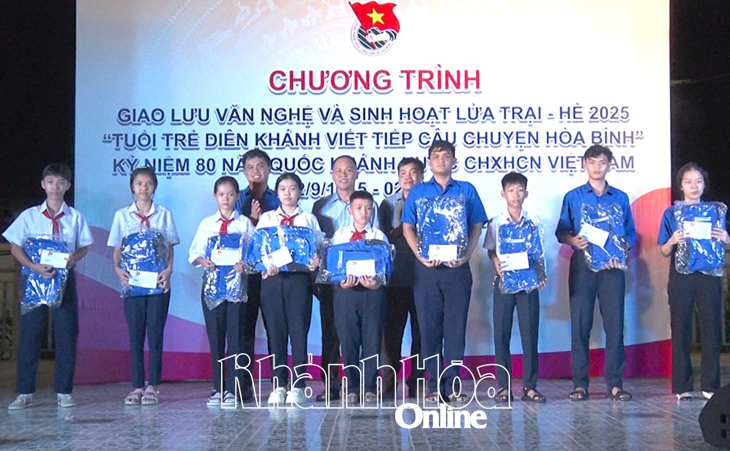 Trao học bổng cho các em có hoàn cảnh khó khăn.