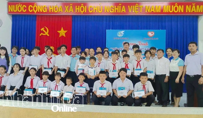 Tặng 33 suất học bổng cho học sinh mồ côi xã Diên Lạc