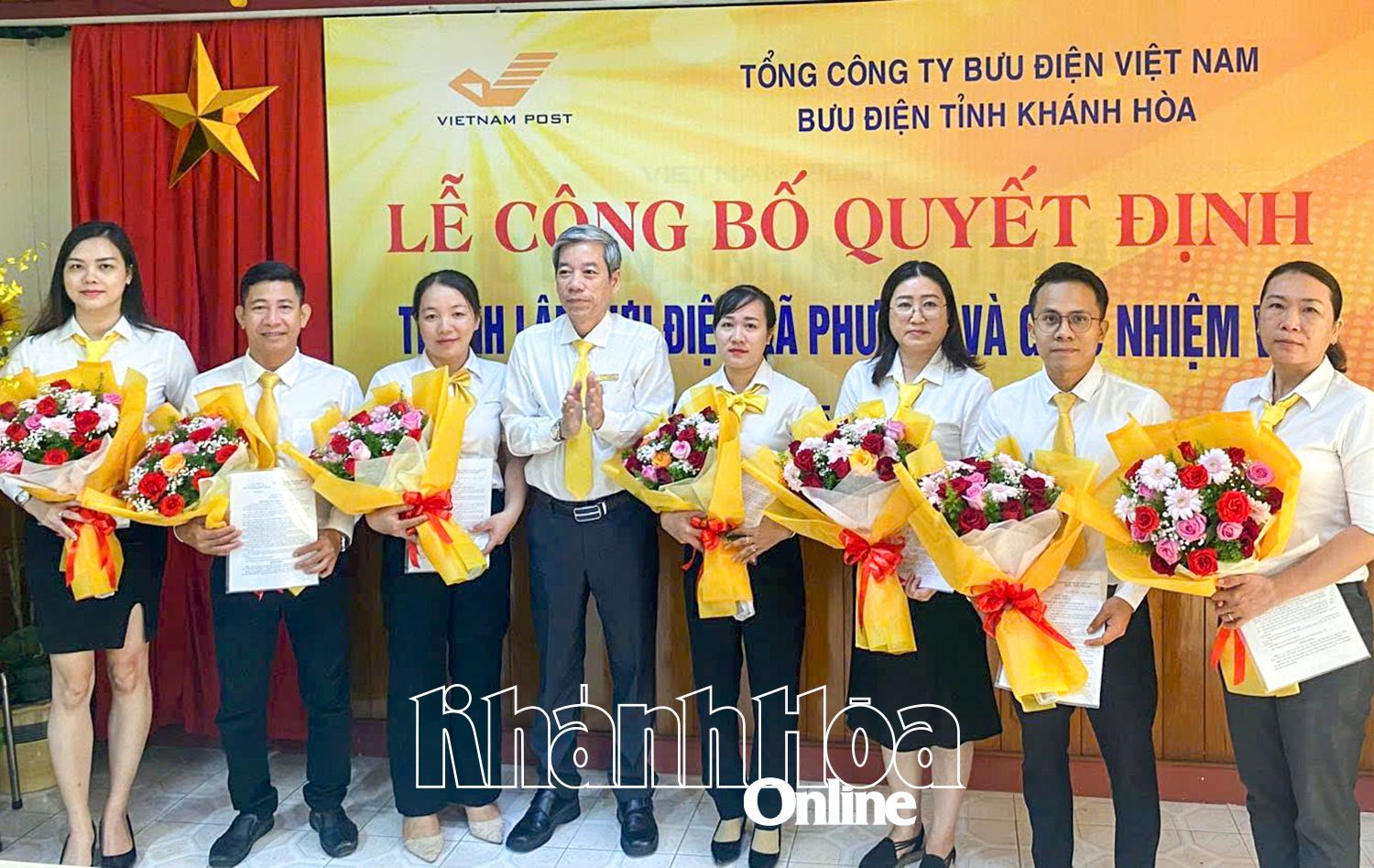 Lãnh đạo Bưu điện Khánh Hòa trao quyết định thành lập hệ thống bưu điện xã, phường.
