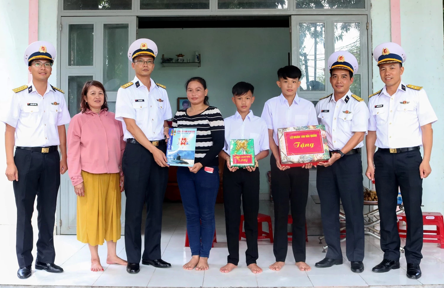 Lữ đoàn trao quà hỗ trợ năm học mới cho hai học sinh.