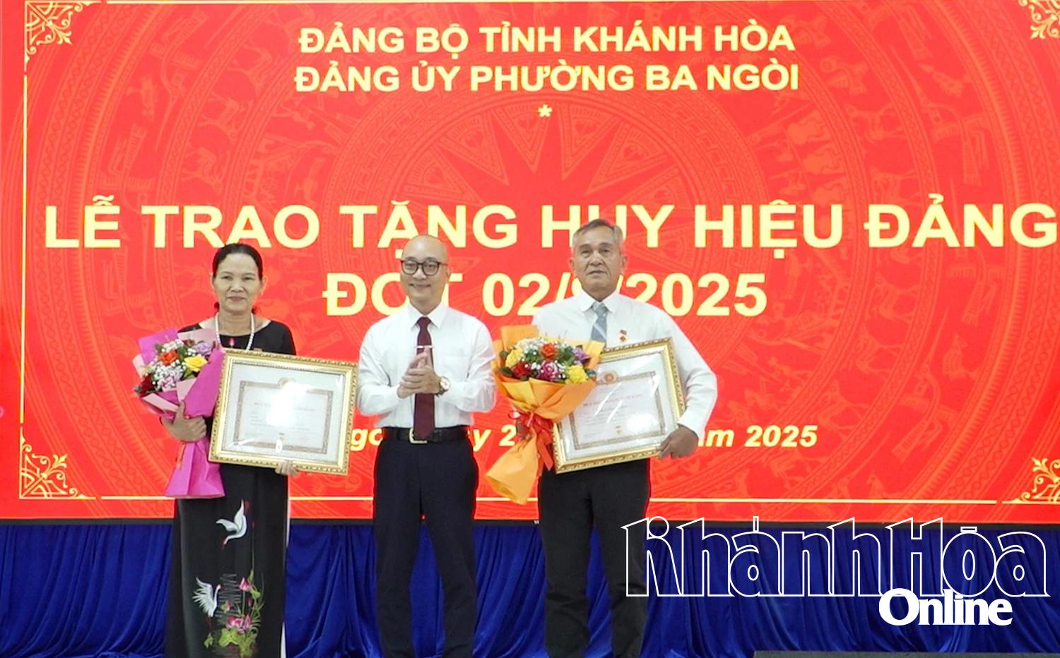 Lãnh đạo phường Ba Ngòi trao tặng Huy hiệu 40 năm tuổi Đảng cho 2 đảng viên.