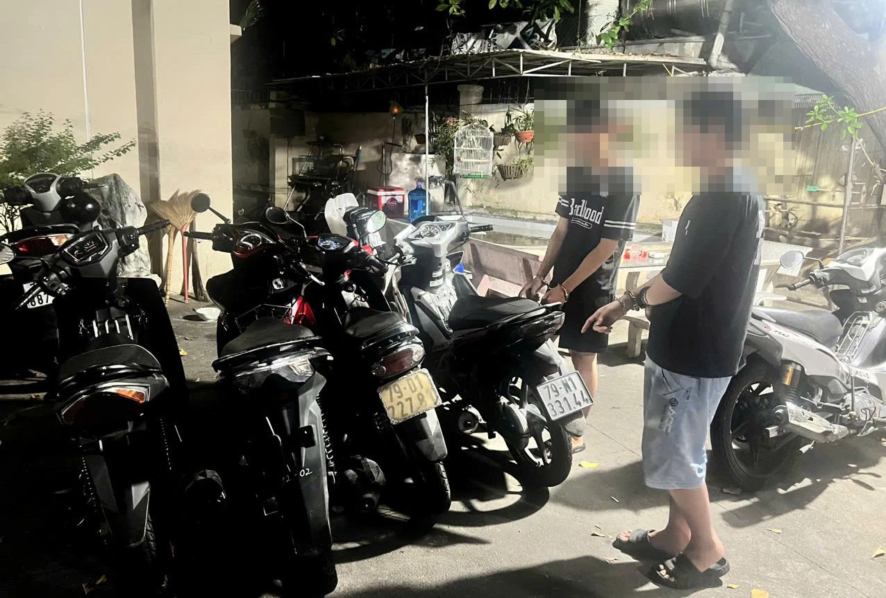 Các đối tượng cùng tang vật bị lực lượng công an thu giữ.