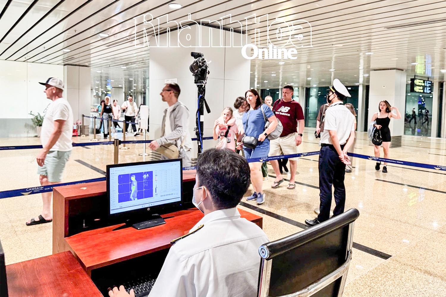 Cán bộ Trung tâm Kiểm dịch y tế quốc tế kiểm tra thân nhiệt hành khách nhập cảnh vào tỉnh Khánh Hòa.
