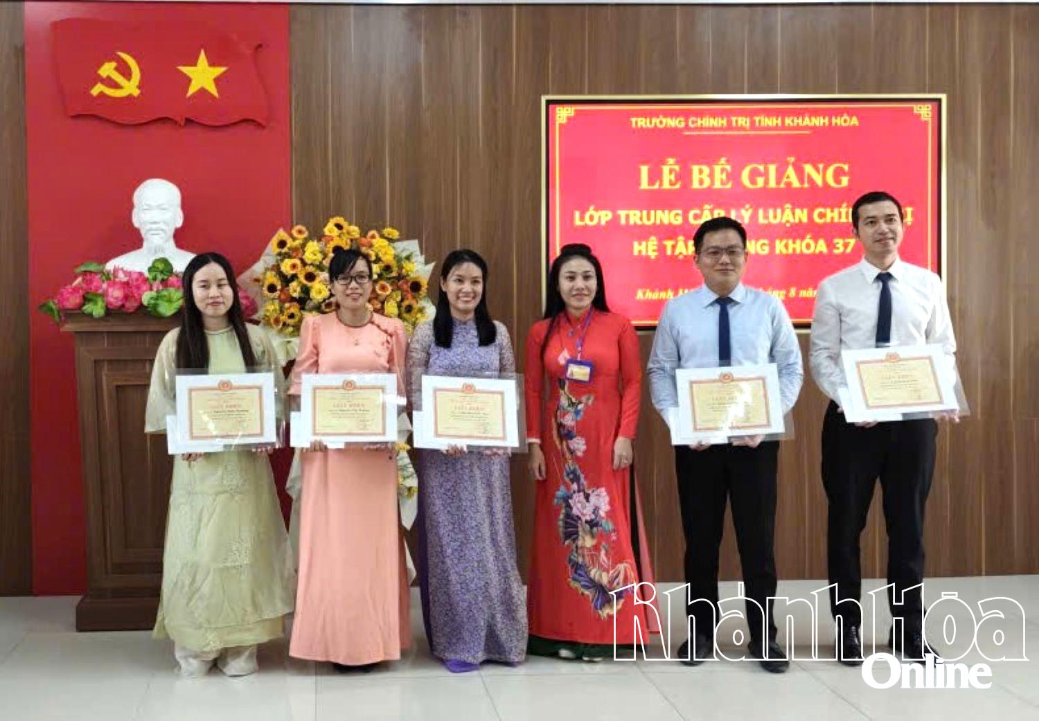 Lãnh đạo nhà trường trao giấy khen cho các học viên.