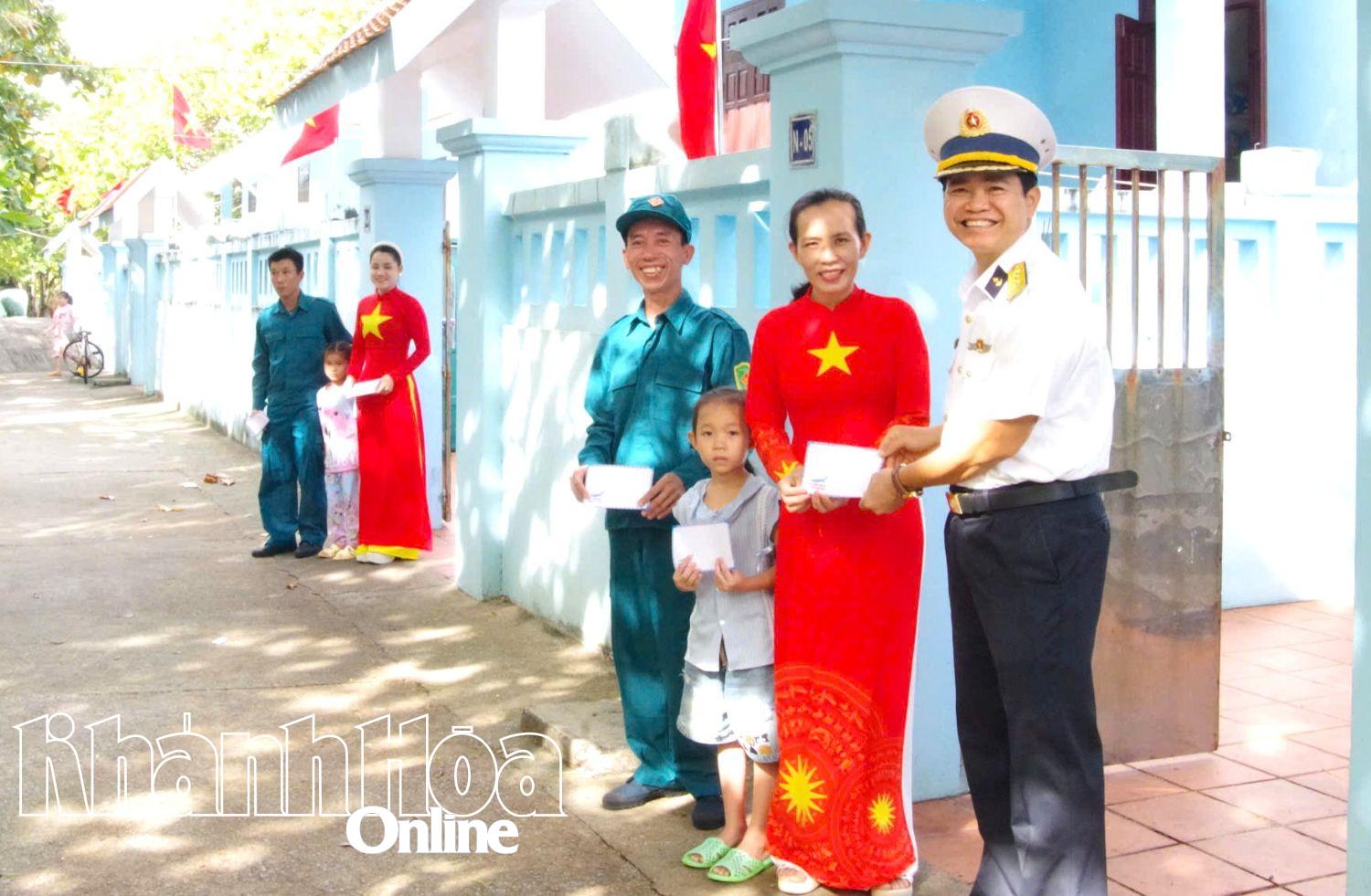 Các hộ dân ở Đặc khu Trường Sa vui mừng nhận tiền quà. Ảnh: Vĩnh Thành.