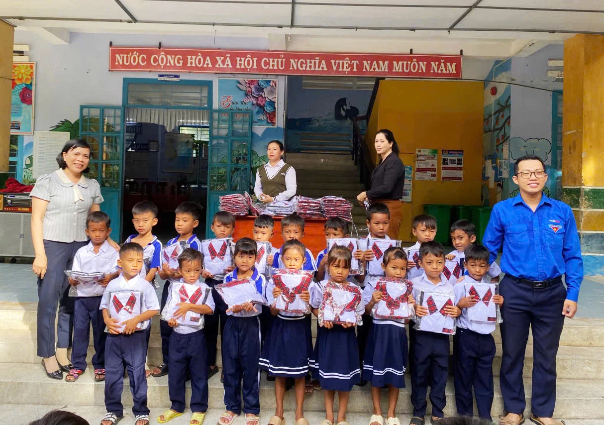 Trường Tiểu học và THCS Phước Kháng phối hợp với các nhà hảo tâm tặng đồng phục cho học sinh.