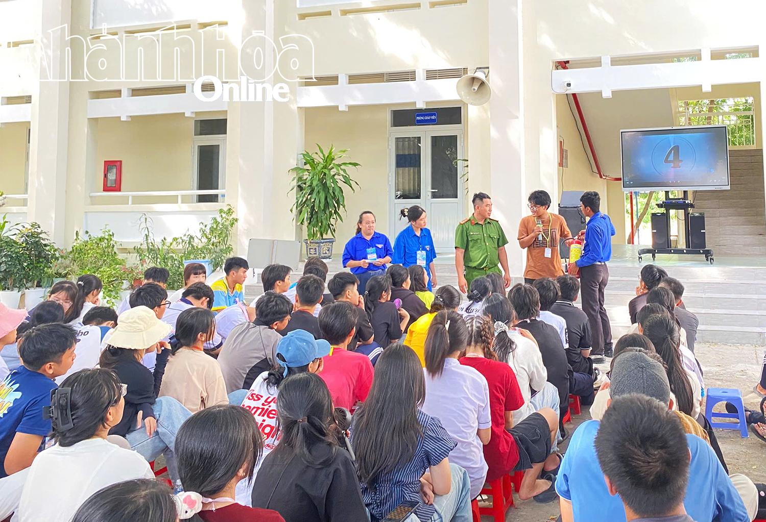 Tuyên truyền về công tác phòng cháy, chữa cháy cho các trại sinh.