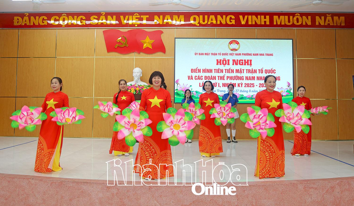 Một tiết mục văn nghệ tại hội nghị. 