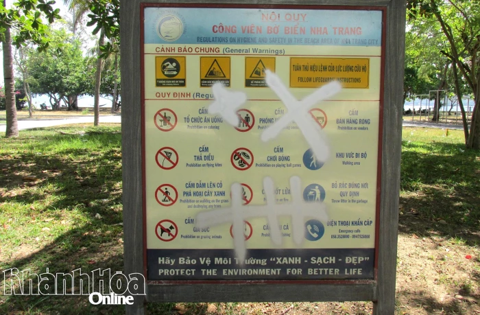 Bảng nội quy công viên bờ biển bị bôi bẩn