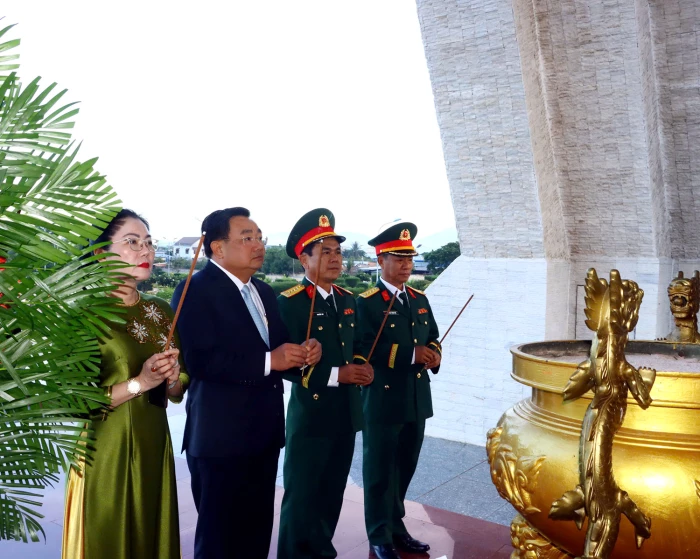 Lãnh đạo tỉnh viếng Nghĩa trang liệt sĩ tỉnh tại Cà Đú (xã Xuân Hải)