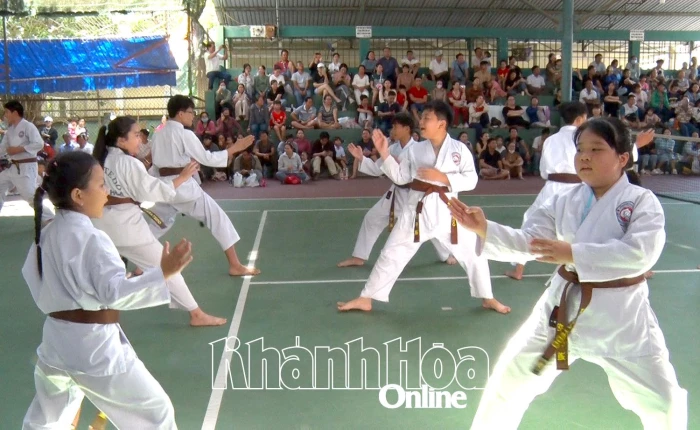 Hơn 300 võ sinh karatedo khu vực Diên Khánh tham dự kỳ thi lên cấp đai