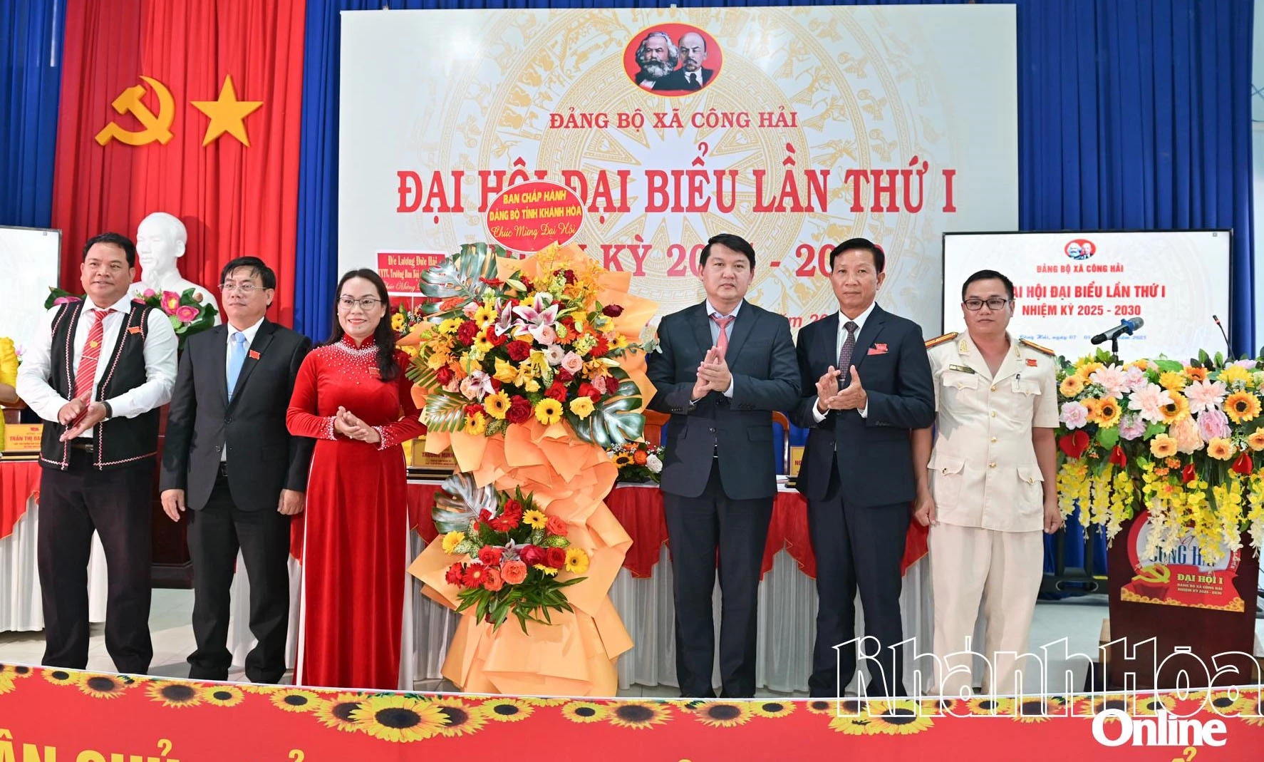 Đồng chí Lương Đức Hải - Trưởng Ban Nội chính Tỉnh ủy tặng hoa chúc mừng Đại hội.