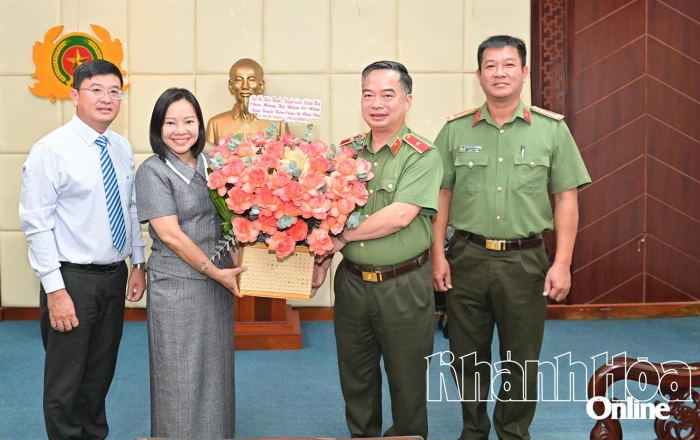 Lãnh đạo Báo và Phát thanh, Truyền hình Khánh Hòa thăm, chúc mừng Công an tỉnh nhân kỷ niệm 80 năm Ngày truyền thống Công an nhân dân