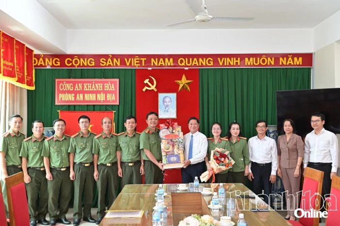 Chủ tịch UBND tỉnh Trần Quốc Nam thăm, chúc mừng các đơn vị công an