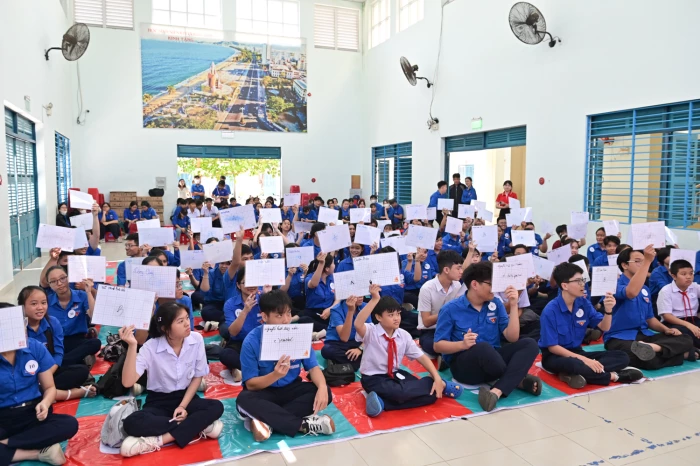100 đoàn viên, thanh niên phường Tây Nha Trang thi tài Rung chuông vàng tiếng Anh