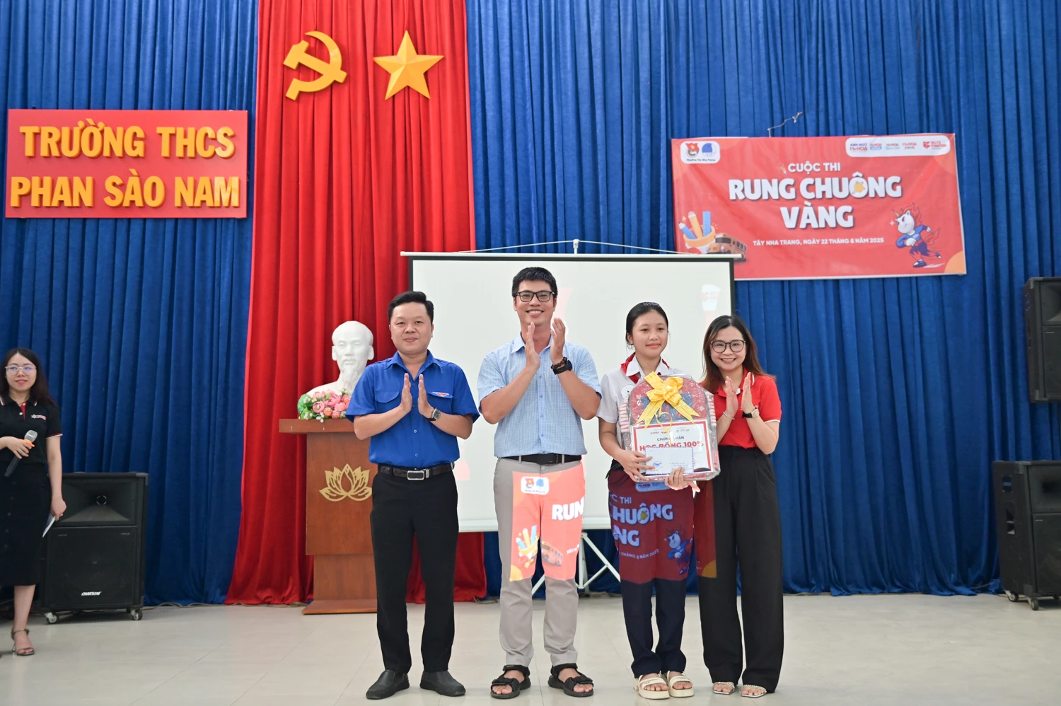 Ban tổ chức trao giải nhất cho thí sinh Trình Thị Minh Huệ.