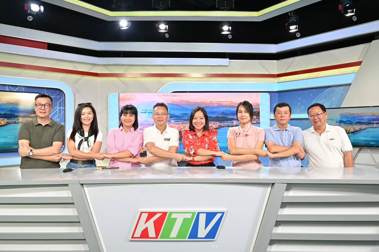 Đoàn thăm quan phim trường của Báo và Phát thanh, Truyền hình Khánh Hòa.