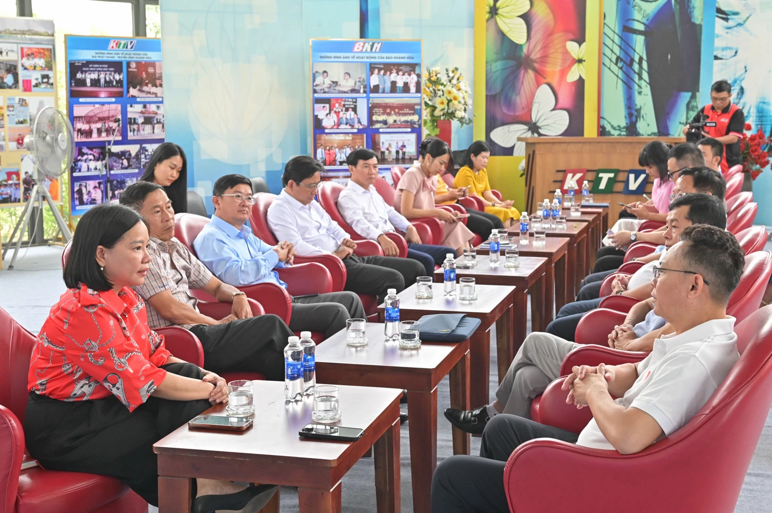 Đồng chí Thái Thị Lệ Hằng chia sẻ với đoàn về công tác sản xuất chương trình truyền hình tại đơn vị.