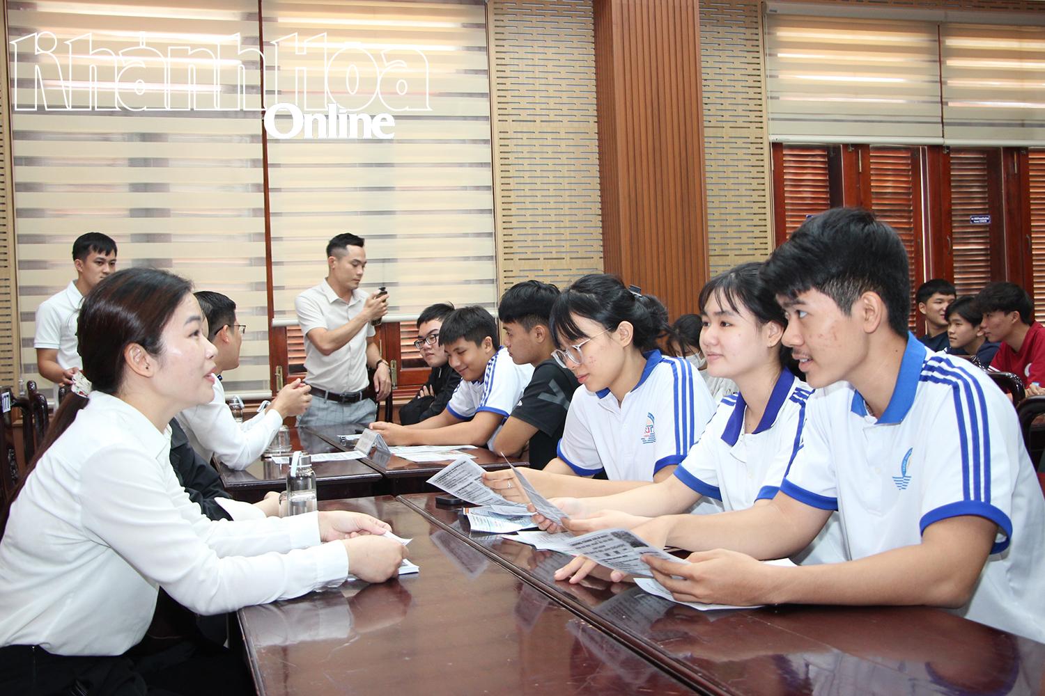 Các doanh nghiệp tư vấn việc làm trực tiếp với người lao động tại phiên giao dịch việc làm ở phường Phan Rang.