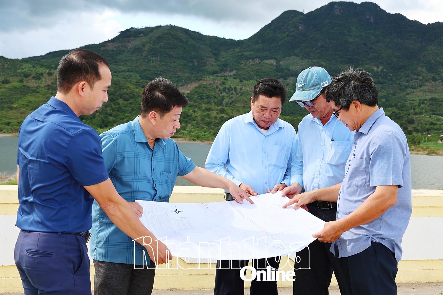 Lãnh đạo Chi cục Thủy lợi kiểm tra hồ chứa nước Đắc Lộc (phường Bắc Nha Trang). 
