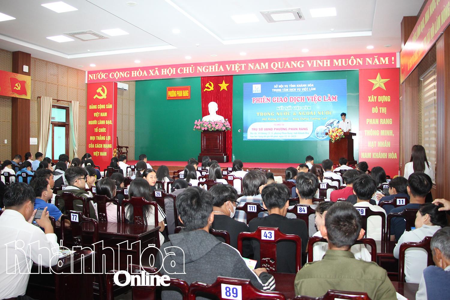 Phiên giao dịch việc làm tổ chức tại phường Phan Rang.