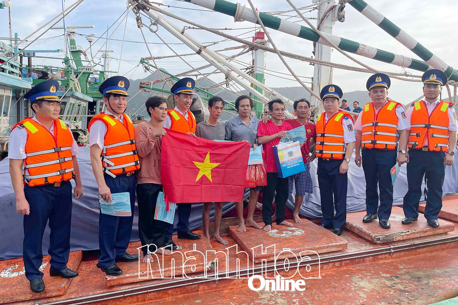 Bộ Tư lệnh Vùng Cảnh sát biển 3 tặng cờ Tổ quốc cho ngư dân.
