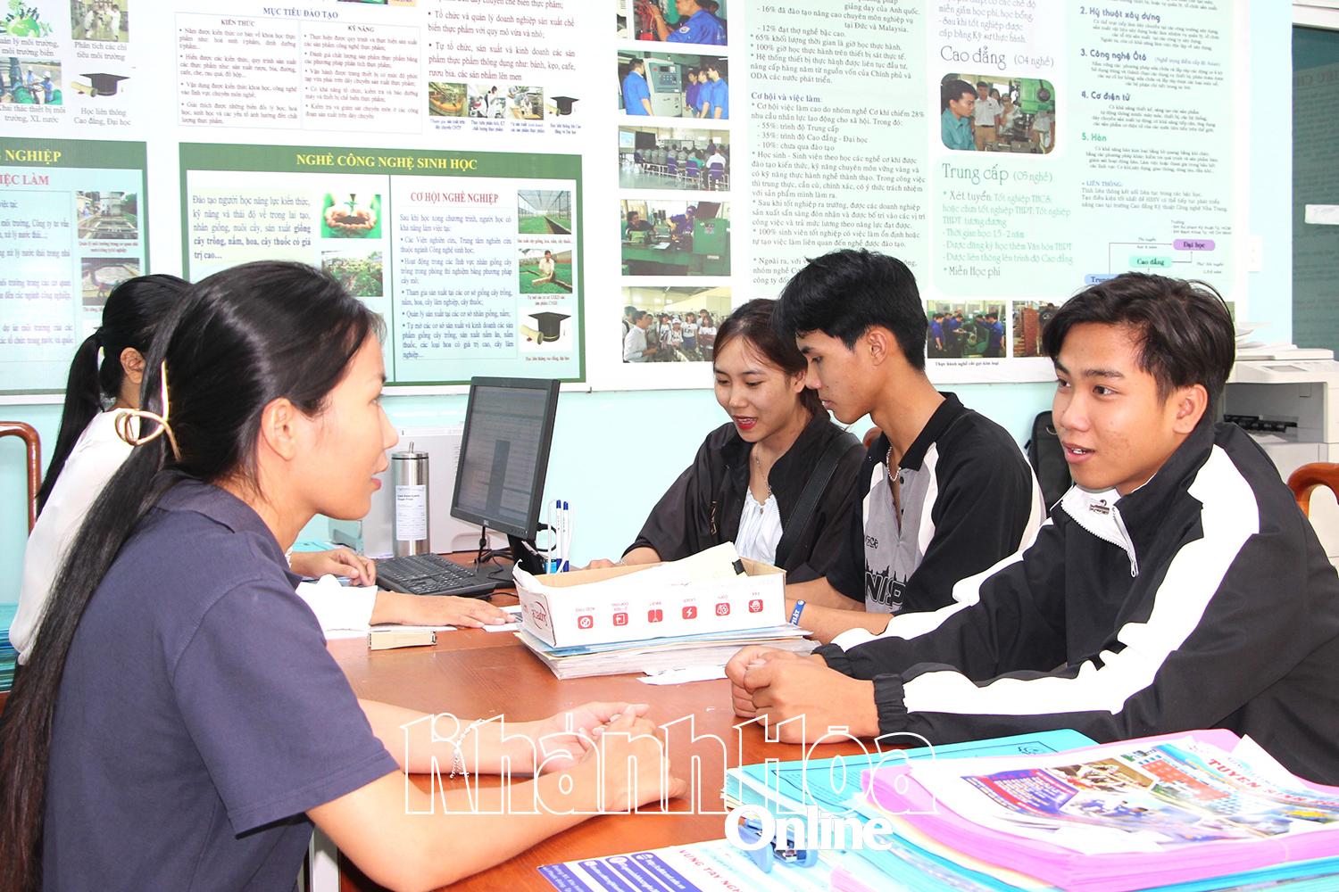 Cán bộ, giáo viên Trường Cao đẳng Kỹ thuật Công nghệ Nha Trang tư vấn, tiếp nhận hồ sơ nhập học của học sinh.
