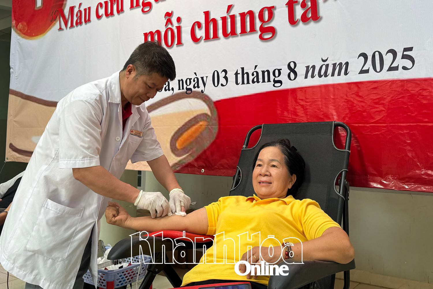 Người dân tham gia hiến máu tình nguyện.
