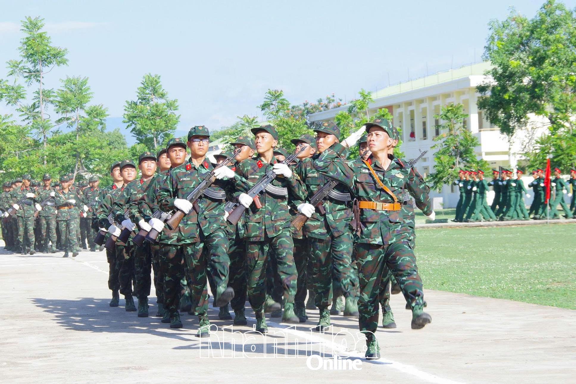 Cán bộ, chiến sĩ duyệt đội ngũ trong lễ ra quân huấn luyện đầu năm.
