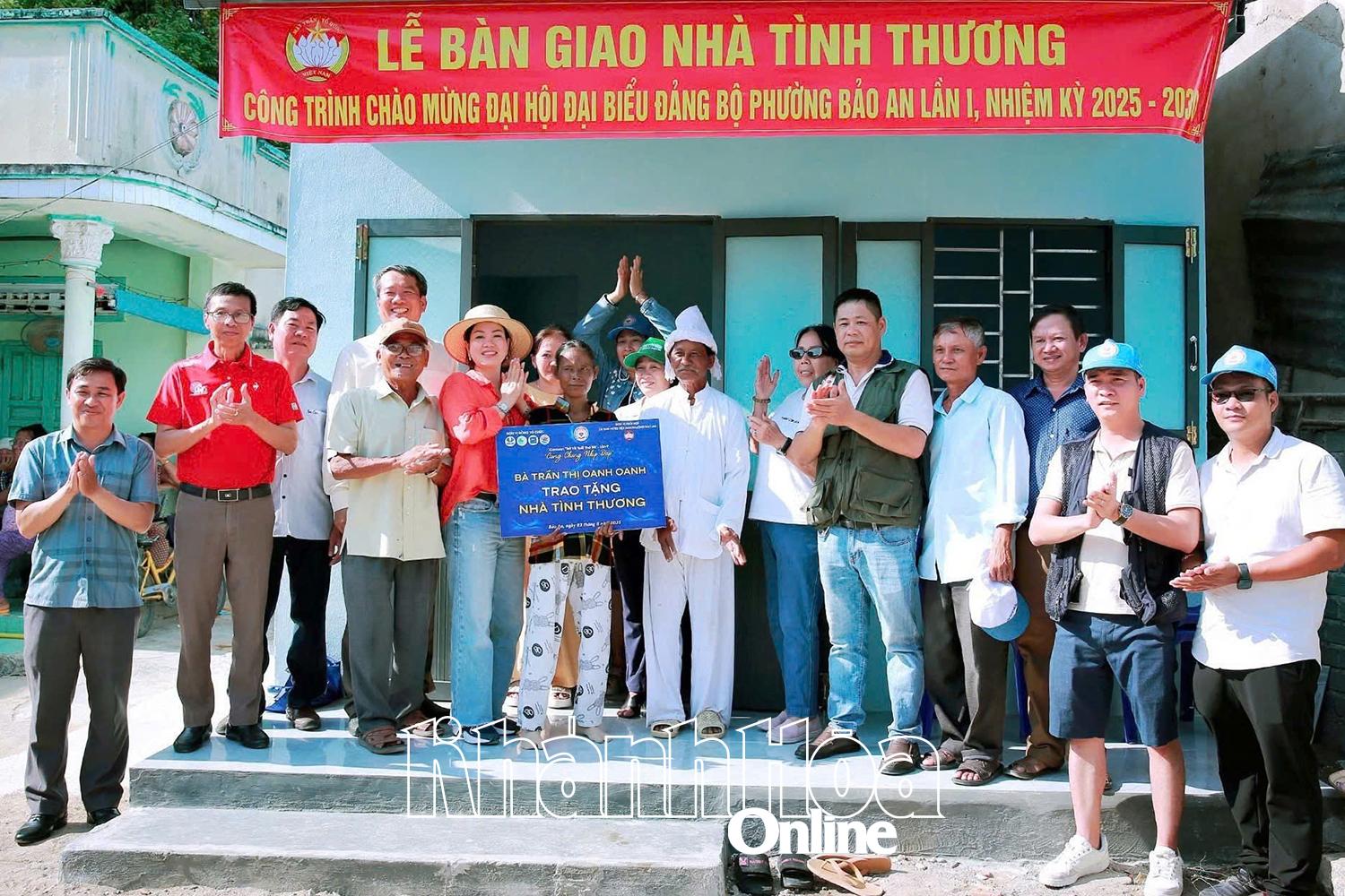 Đại diện chính quyền địa phương và Câu lạc bộ Doanh nhân Khánh Hòa - Sài Gòn bàn giao nhà cho bà Đạo Thị Hoàng Nguyên.