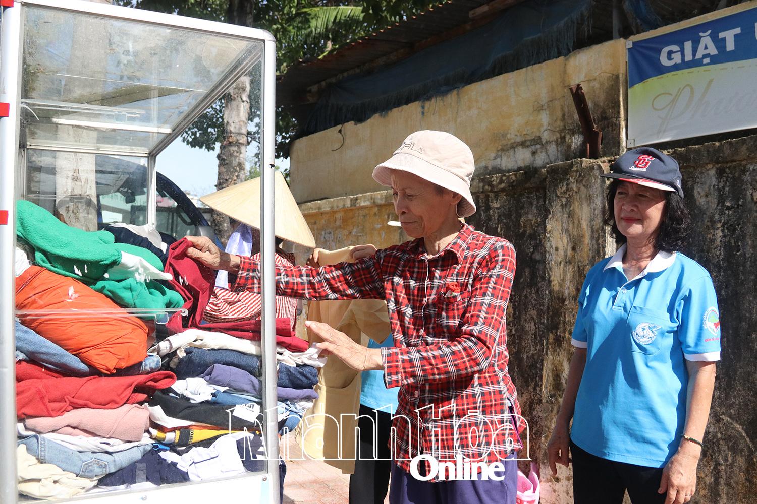Người dân đến lựa đồ tại “Tủ quần áo chia sẻ yêu thương”.
