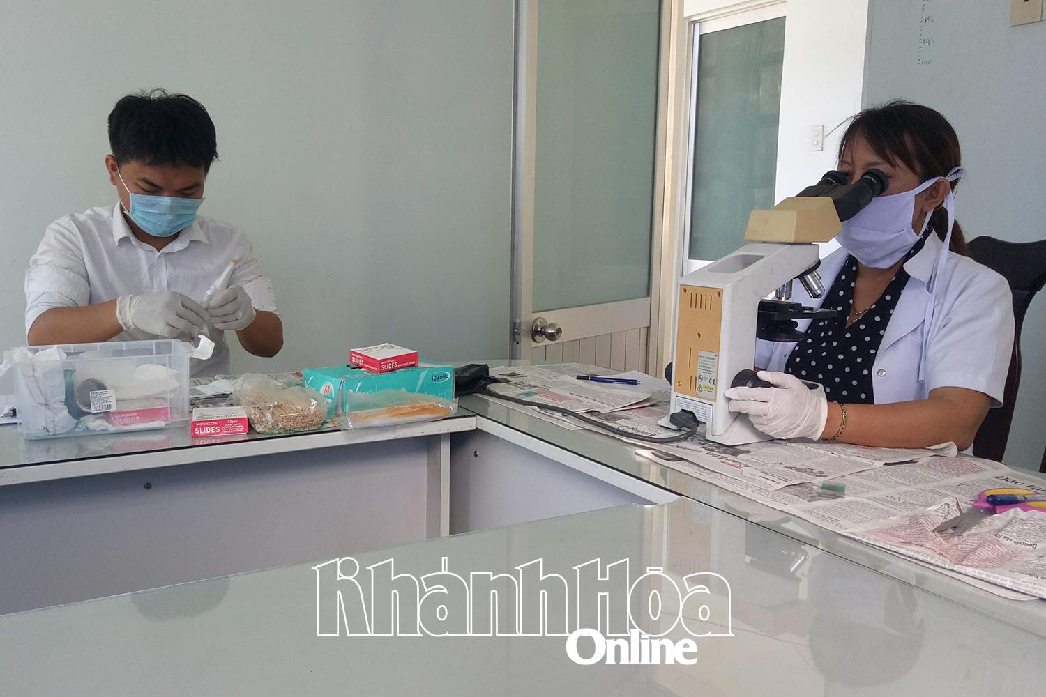 Cán bộ y tế soi kính hiển vi phát hiện ký sinh trùng sốt rét.
