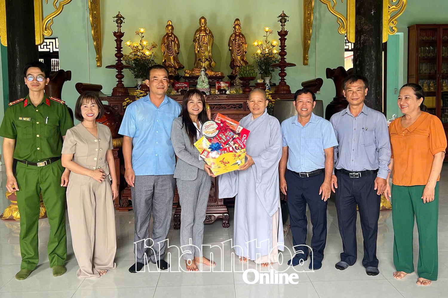 Đoàn lãnh đạo xã Trung Khánh Vĩnh đến thăm, tặng quà cơ sở tôn giáo trên địa bàn xã.

