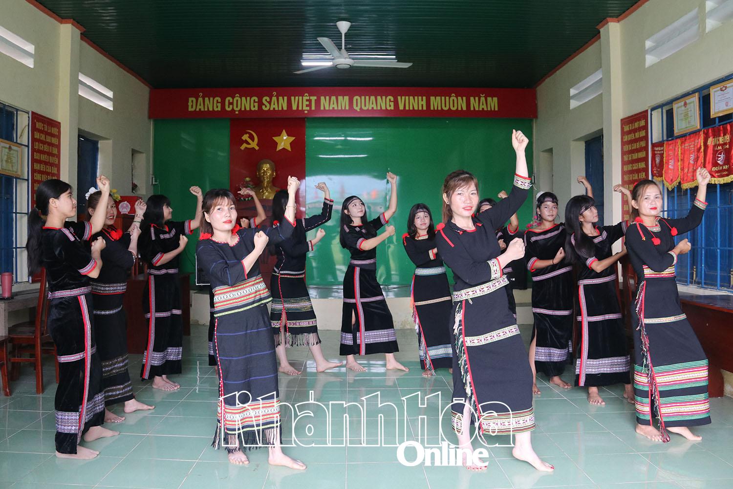 Các thành viên CLB tập luyện các điệu múa.
