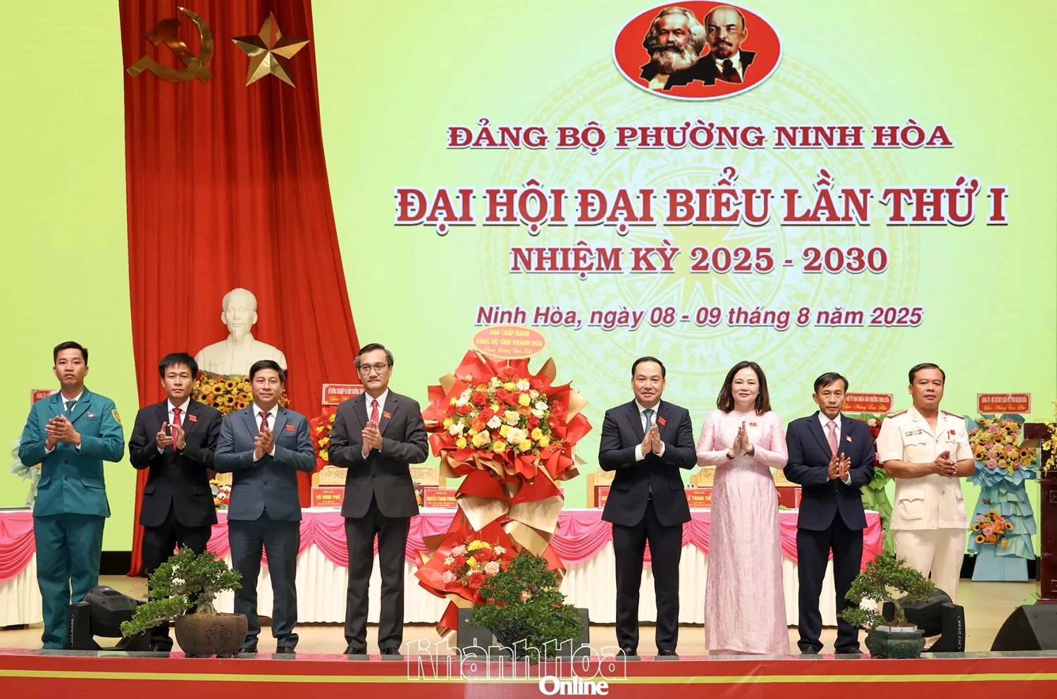 Đồng chí Hồ Xuân Trường tặng hoa chúc mừng đại hội.