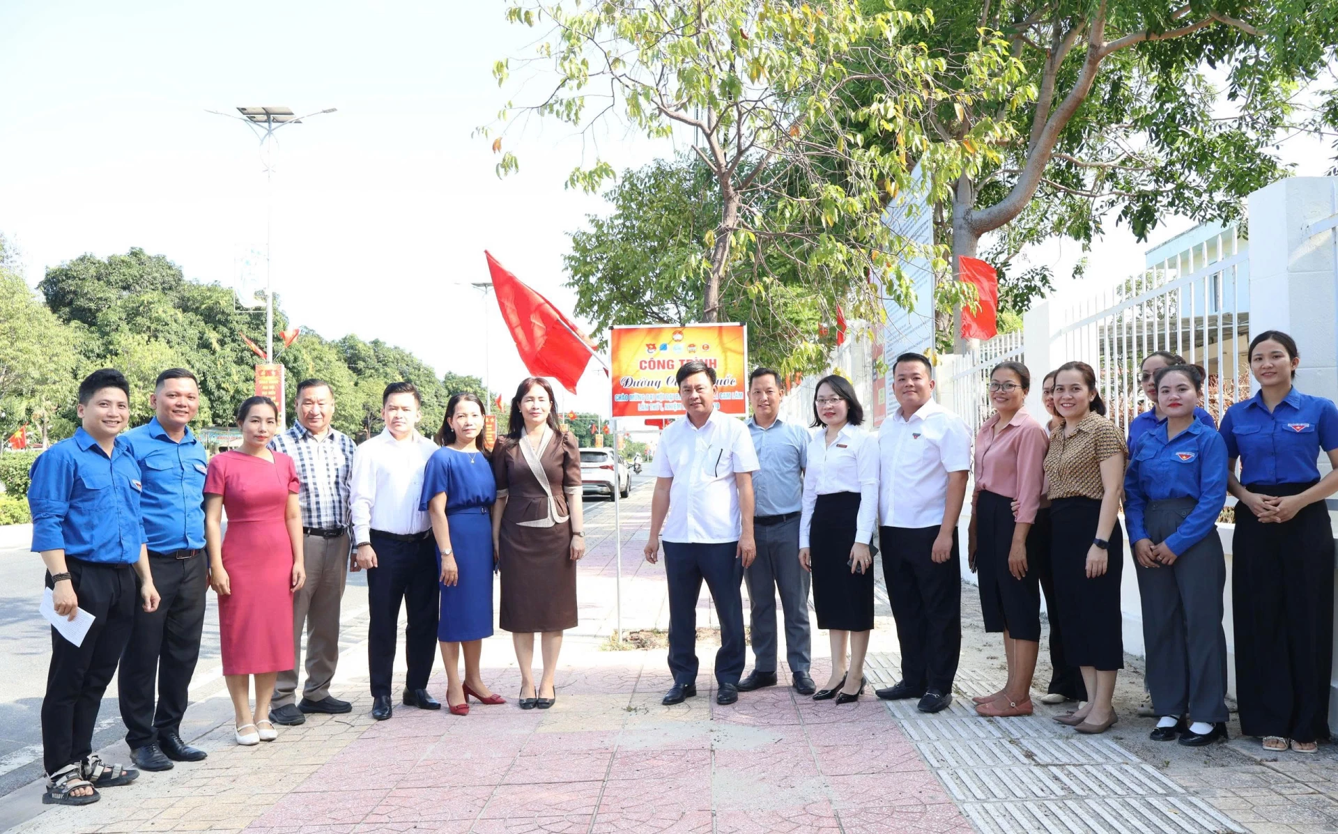 Ủy ban MTTQ Việt Nam xã Cam Lâm khánh thành công trình Đường cờ Tổ quốc.